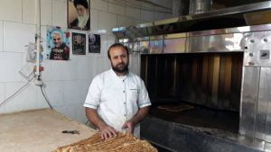 اقدام خیرخواهانه دوساله یک نانوای خیّر در بندرکیاشهر