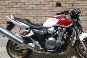 کشف یک دستگاه موتور سیکلت ۱۳۰۰ و  ۳۴۸ قلم لوازم آرایشی  در آستانه اشرفیه