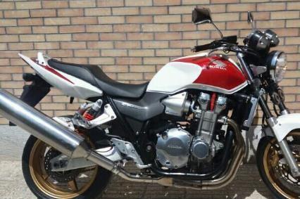 کشف یک دستگاه موتور سیکلت ۱۳۰۰ و ۳۴۸ قلم لوازم آرایشی در آستانه اشرفیه