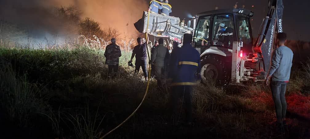 مهار آتش در نیزارها و جنگل لب دریا لسکوکلایه بخش بندر کیاشهر