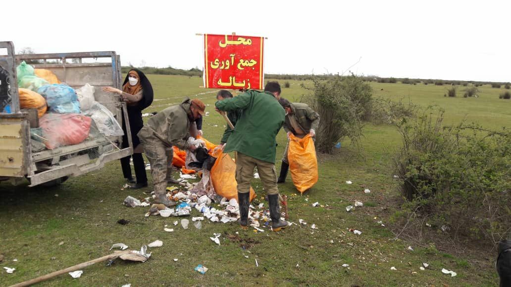 جمع آوری زباله های سرگردان در پارک ملی بوجاق بندرکیاشهر