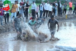تصاویری زیبا از نخستین جشنواره ورزش های شالیزاری در آستانه اشرفیه