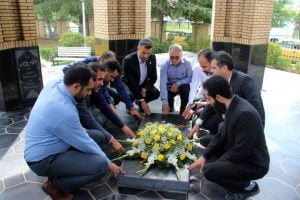 با  اهدای گل برمزار بزرگ مرد فرهنگ و ادب ایران معاصر ادای احترام شد