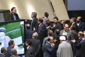 تشنج در مجلس ؛ جنجال تذکر و انتقاد یک نماینده از مولوی عبدالحمید | نمایندگان اهل سنت به اعتراض از صندلی خود برخاستند و … | واکنش مهم قالیباف