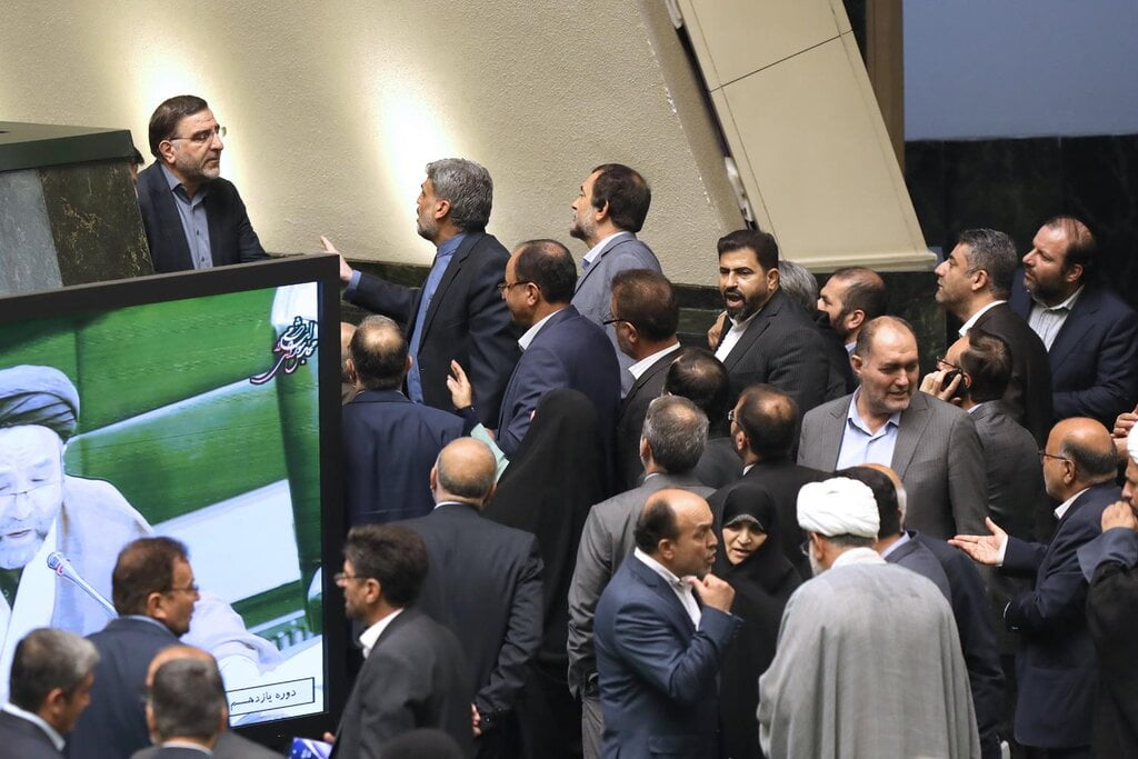 تشنج در مجلس ؛ جنجال تذکر و انتقاد یک نماینده از مولوی عبدالحمید | نمایندگان اهل سنت به اعتراض از صندلی خود برخاستند و … | واکنش مهم قالیباف