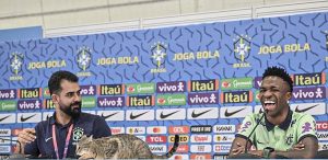 غافلگیری ستاره رئال ازمهمان ناخوانده در کنفرانس خبری جام جهانی