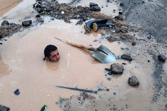 پشت پرده عکسی از فداکاریِ یک کارمندِ غرق در آب