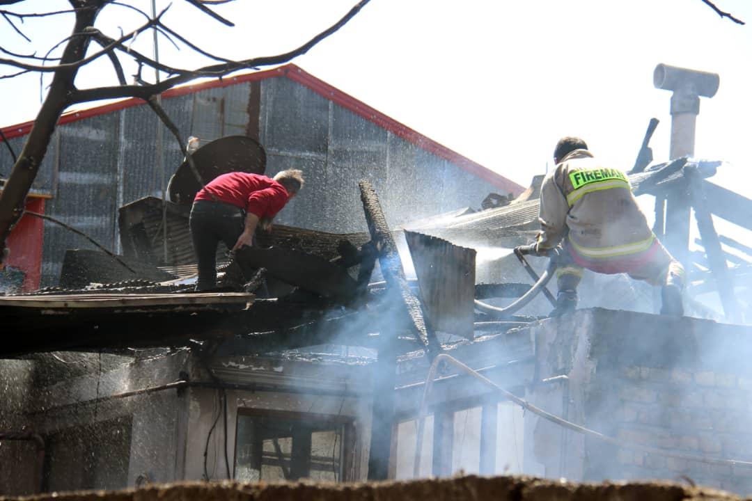 سه منزل مسکونی و یکدستگاه خودروی سواری  طعمه حریق شدند