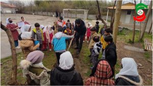 نهضت کاشت نهال توسط دانش آموزان  یک دبستان روستایی در آستانه اشرفیه+عکس