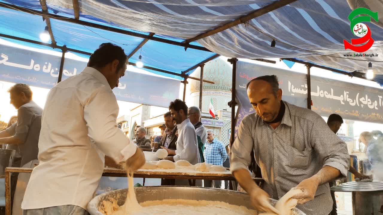 توزیع نان صلواتی تا پایان ماه مبارک رمضان در حرم مطهر سلطان سید جلالالدین استانه اشرفیه