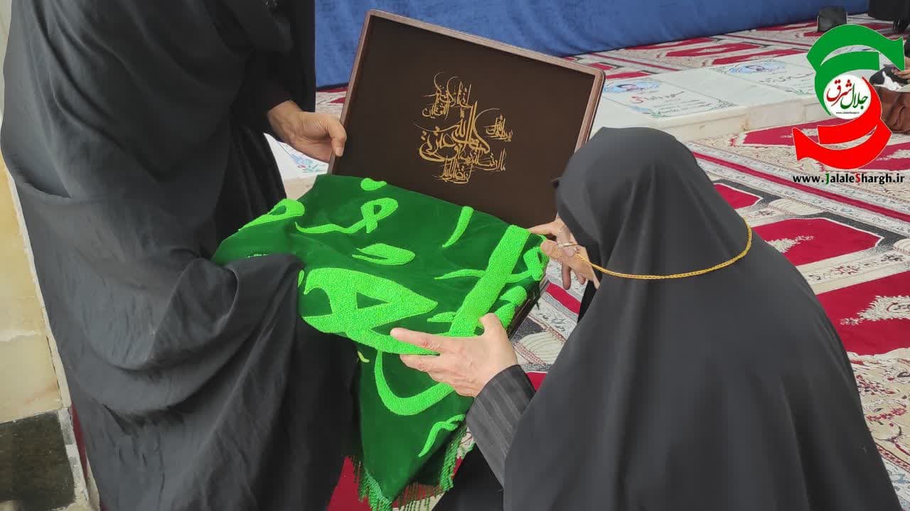 حضورخادمین حامل پرچم متبرک به حرم حضرت معصومه (س)در گلزار شهدای آستانه اشرفیه