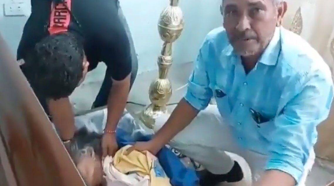 زنده شدن زن ۷۶ ساله در تابوت هنگام مراسم تشییع (عکس)