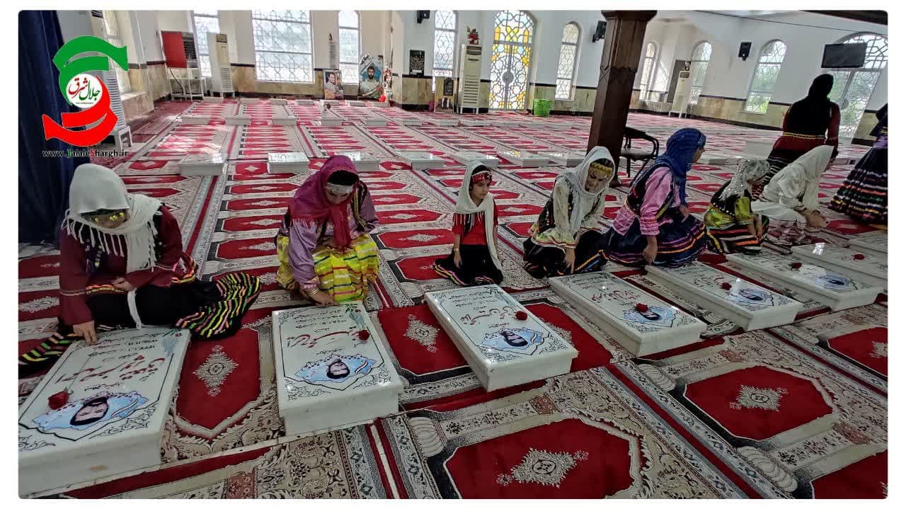 هنرمندان صنایع دستی آستانه اشرفیه گلزار شهدای شهرستان را گلباران کردند