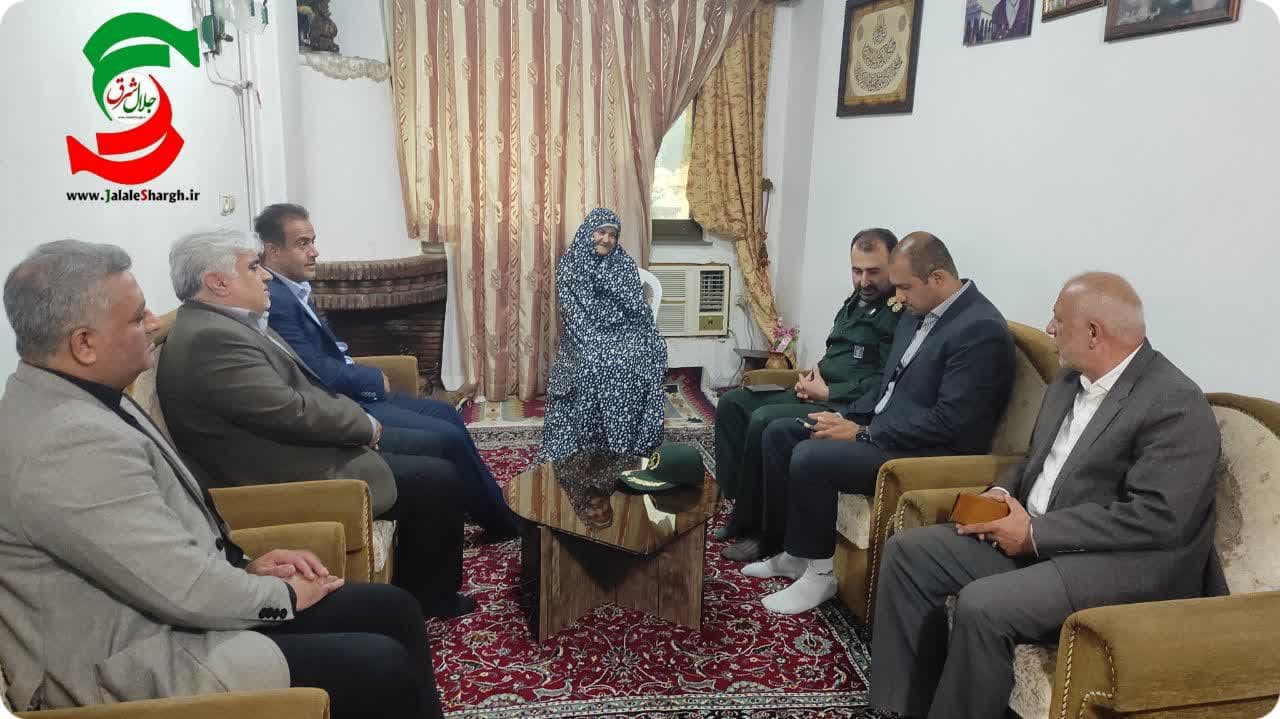 دیدار مدیرکل ورزش و جوانان گیلان با مادر شهیداسماعیل قاسمی در آستانه اشرفیه