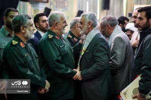 ناگهان حاج قاسم وارد شد ! | حیرت در مراسم یادبود سید رضی از یک شباهت عجیب ( عکس )