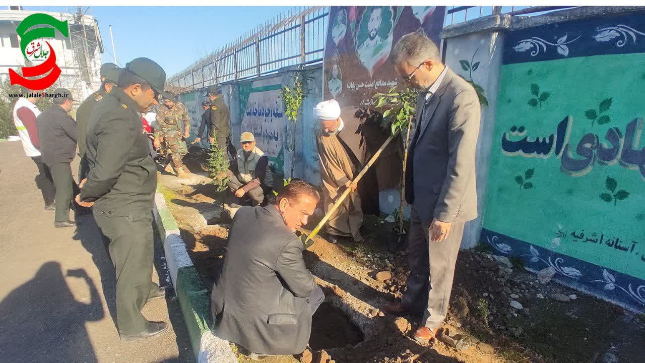 ۲۵اصله نهال  به یاد شهدای راسک و نیروی انتظامی در ستاد ناجا آستانه اشرفیه غرس شد