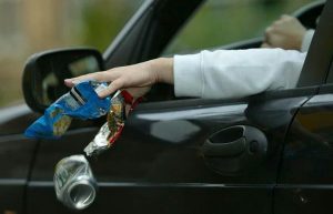 کد ۲۰۷۳ تخلف رانندگی با جدیت بیشتری اعمال می شود/ ۸۸ راننده متخلف پرتاب کننده اشیا از خودرو به بیرون در آستانه اشرفیه جریمه شدند