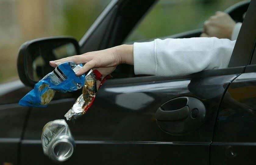 کد ۲۰۷۳ تخلف رانندگی با جدیت بیشتری اعمال می شود/ ۸۸ راننده متخلف پرتاب کننده اشیا از خودرو به بیرون در آستانه اشرفیه جریمه شدند