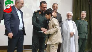 بازخوانی سبک زندگی حاج قاسم در سطوح مختلف جامعه  یک ضرورت است / تجلیل ازپدر و فرزند شهید جمال رضی + عکس