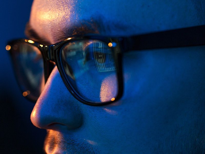 این نور قاتل ملاتونین و خواب راحت است، از خانه خود حذفش کنید!