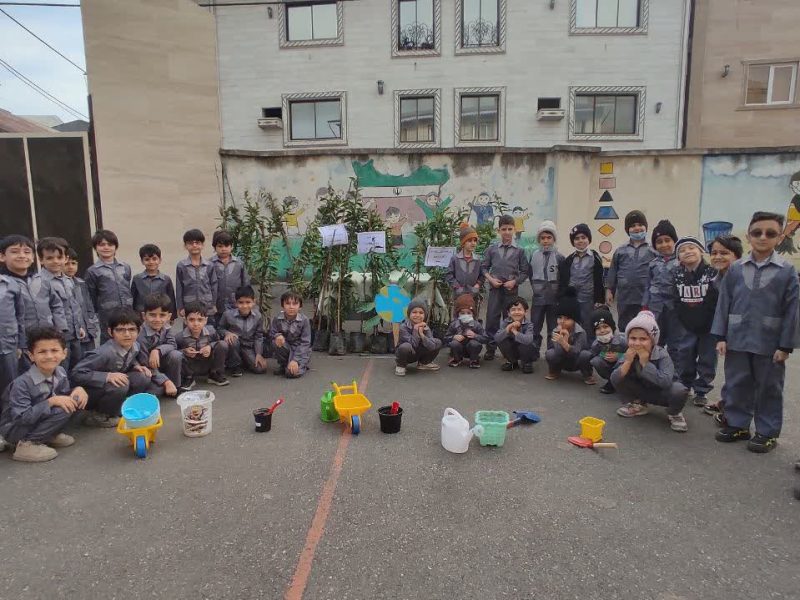 اهدای نهال به دانش آموزان پیش دبستانی آستانه اشرفیه