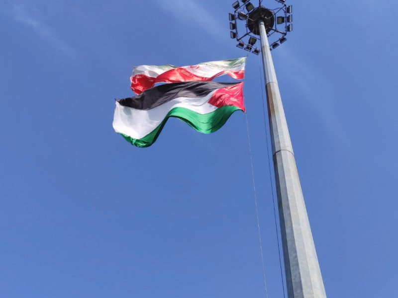 اهتزاز پرچم فلسطین بر فراز آسمان آستانه اشرفیه در حمایت از مردم غزه+ تصاویر