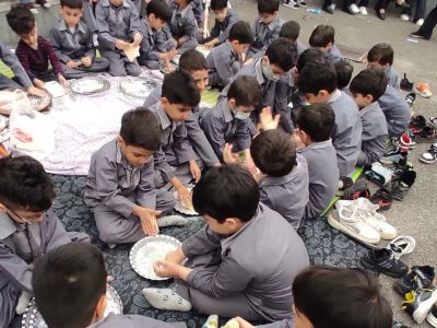 نونهالان پیش دبستانی برکت آستانه اشرفیه، شیوه پخت نان محلی را فرا گرفتند+عکس