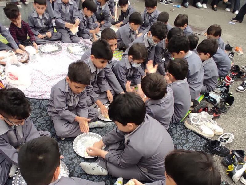 نونهالان پیش دبستانی برکت آستانه اشرفیه، شیوه پخت نان محلی را فرا گرفتند+عکس