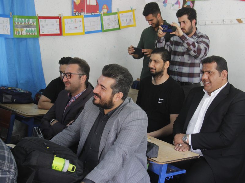 دانش آموزان آستانه ای پس از ۳۱سال بامعلم اول ابتدایی خود دیدار کردند+عکس