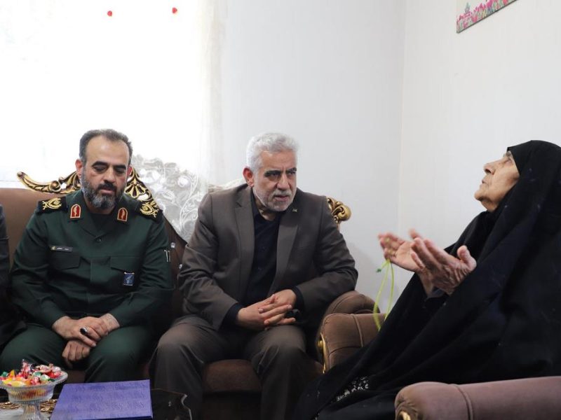 استاندار گیلان با خانواده شهید حسن نظری در سنگر رشت دیدار کرد