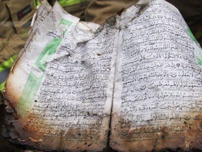 خانه‌ای در رفسنجان کاملا سوخت اما قرآن‌ها سالم ماندند + عکس