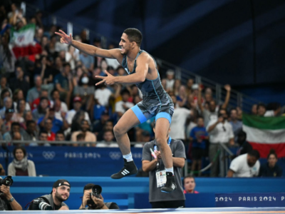 رحمان عموزاد در دو دقیقه حریف نامدار خود را ضربه کرد و به فینال المپیک رسید