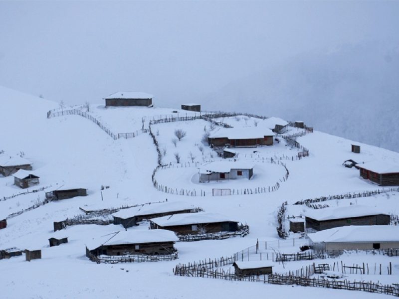 ارتفاع برف در جاده‌های کوهستانی گیلان به ۸۰ سانتیمتر رسید