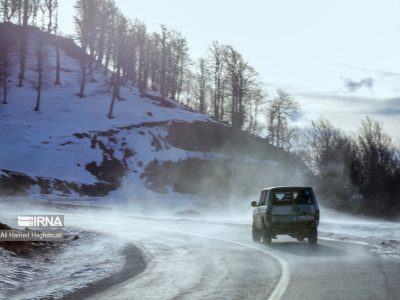 تردد در ۲ محور برفی و یخبندان گیلان با زنجیر چرخ امکان پذیر است