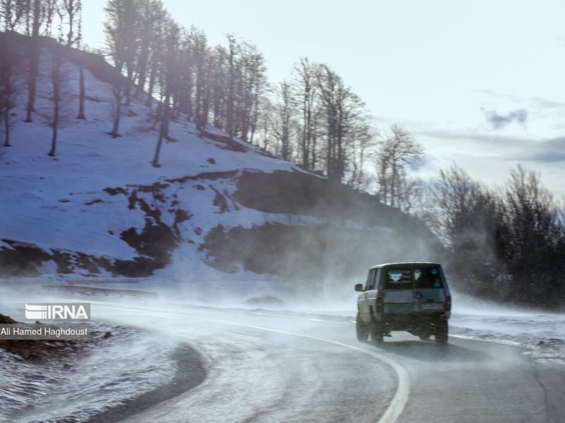 تردد در ۲ محور برفی و یخبندان گیلان با زنجیر چرخ امکان پذیر است
