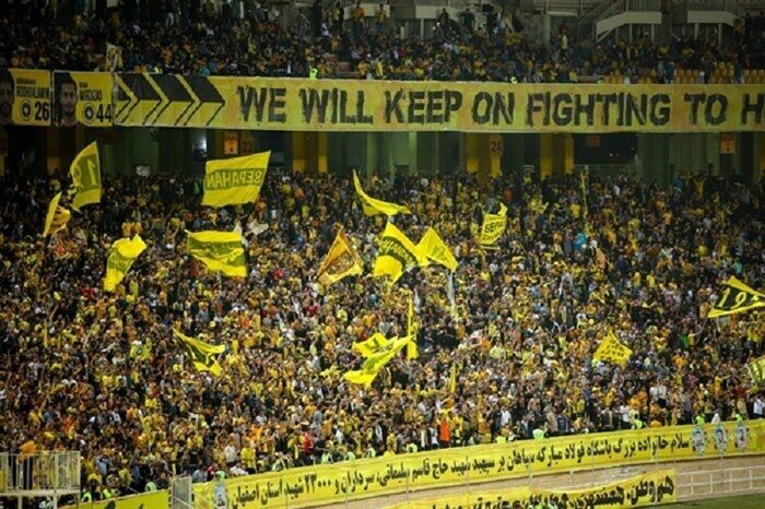 نخستین دیدار لیگ برتر فوتبال کشور  که تمام تماشاچیان آن را زنان تشکیل می‌دهند/آقایان برای تماشای دیدار سپاهان و پرسپولیس حق ورود به «نقش جهان» را ندارند