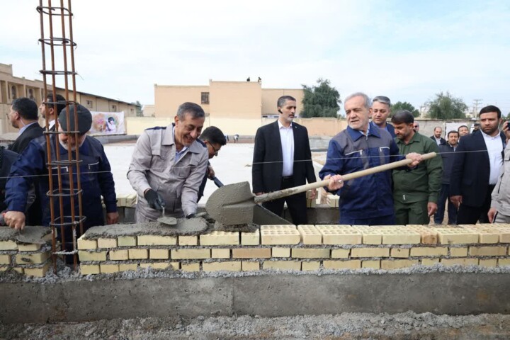 رئیس‌جمهور با لباس کارگری نخستین خشت یک مدرسه را گذاشت