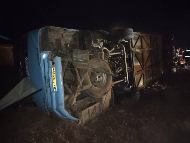 واژگونى اتوبوس دانش آموزان در کرمان (+عکس و فیلم) /۶ کشته و ۳۵ مصدوم/ نقص فنی ترمز، علت حادثه / دستور بازداشت راننده / مدیر مدرسه تحت تعقیب قضایی