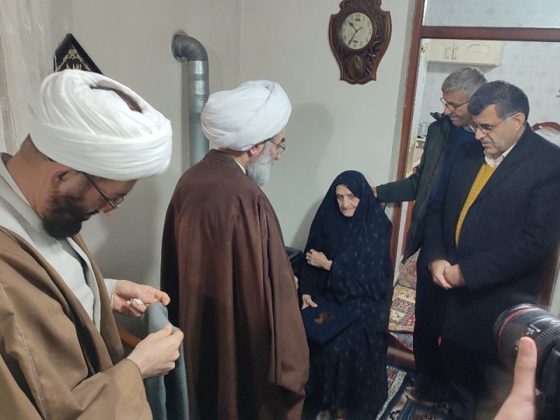 دیدار نماینده ولی فقیه در گیلان  با خانواده تنها شهید  غریب ( حسین احمد پور) در کیاشهر