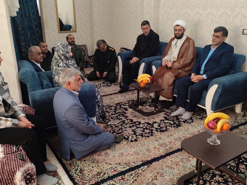 دیدار فرماندار و امام جمعه آستانه اشرفیه با مادر شهید علی اکبرمحمد پور پنچاه