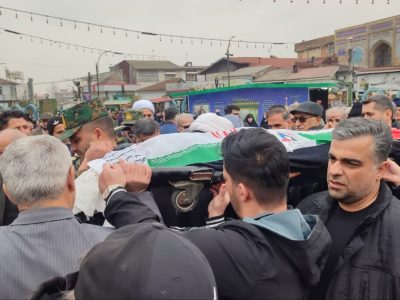 تشییع پیکر مطهره مادر شهیدان رنجبر در آستانه اشرفیه بر روی دستان مردم شهر