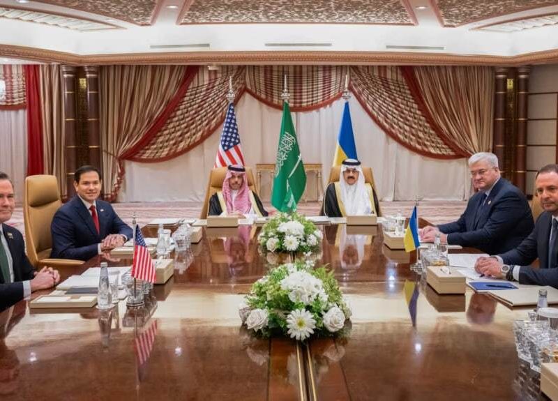 زلنسکی: پیشنهاد واشنگتن برای آتش‌بس ۳۰ روزه در زمین، دریا و طول خط مقدم را پذیرفتیم / آمریکا باید روسیه را [هم] برای انجام این کار متقاعد کند