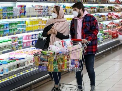 کالا‌های اساسی ۱۰۰ درصد افزایش قیمت داشته‌اند؛ حبوبات، چای، برنج، روغن و خرما شامل این افزایش قیمت می‌شوند / در بازار، کمبود روغن داریم / برای برنج ایرانی هم قیمت دستوری ۱۳۰ هزار تومانی گذاشته‌اند؛ ما چطور برنج درجه یک را ۱۸۰ هزار بخریم، اما ۱۳۰ هزار بفروشیم؟ / آمار دقیقی از تعطیلی واحد‌ها صنفی نداریم، اما تعدادی از آنها جواز کسبشان را باطل کرده‌اند، برخی هم واحدشان را برای فروش گذاشته‌اند