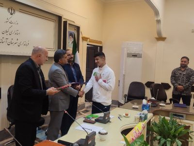 از ایلیا عباسپور نایب قهرمان مسابقات جهانی دانش آموزی و جواد نوروزی مربی وی تقدیر به عمل آمد+ عکس