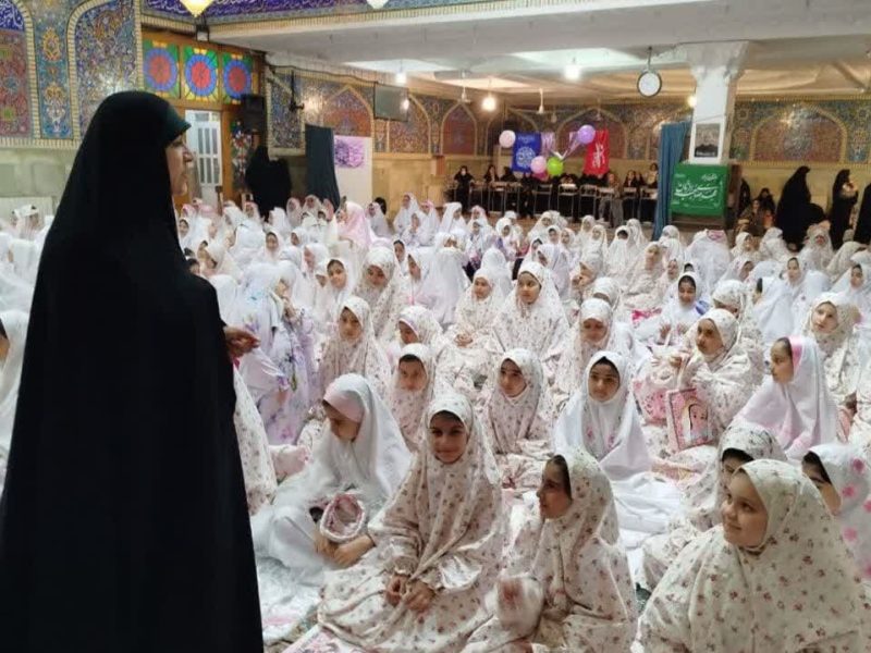 برگزاری جشن تکلیف بیش از ۳۰۰نفر از دانش آموزان دختر در آستانه اشرفیه + عکس
