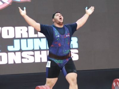 قوی‌ترین وزنه‌بردار جوان جهان: حرکت دستم کنایه به داوران بود/ کیف می‌کنم کنار سهراب مرادی‌ام