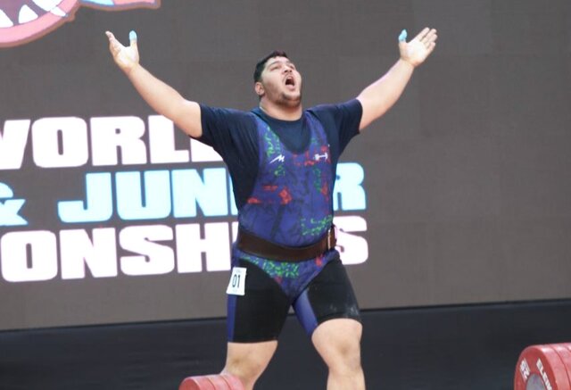 قوی‌ترین وزنه‌بردار جوان جهان: حرکت دستم کنایه به داوران بود/ کیف می‌کنم کنار سهراب مرادی‌ام