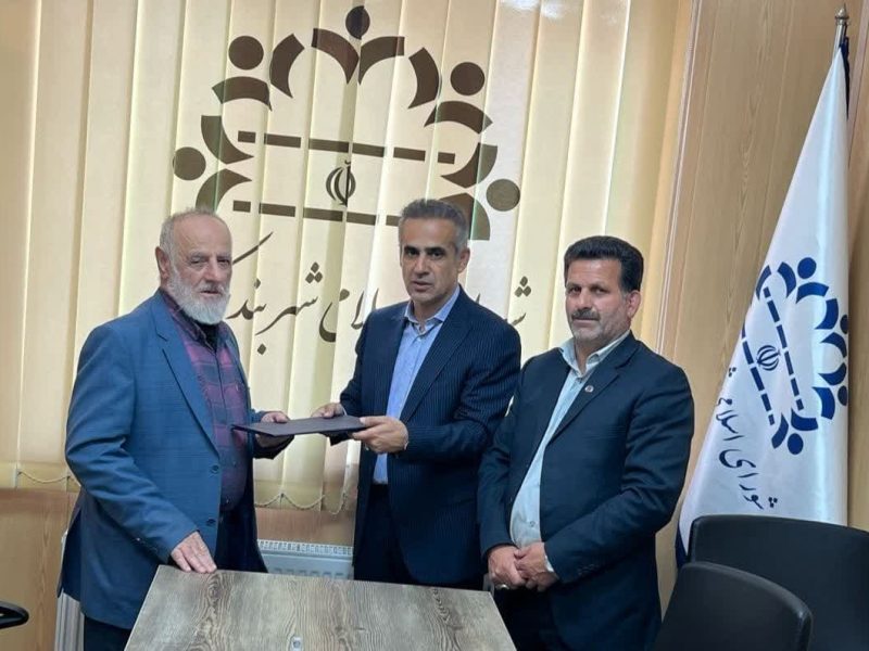 تجلیل از پیشکسوت فرهنگی شورای شهر بندر کیاشهرو خبرنگار معلم به پاس نقش‌آفرینی در امور رسانه‌ای