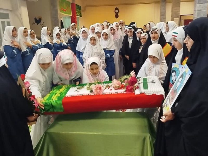 گزارش تصویری از گرامیداشت شهید شاخص دانشآموزی «رحیم آذر زرتشت»در مراسم :لالههای روشن»