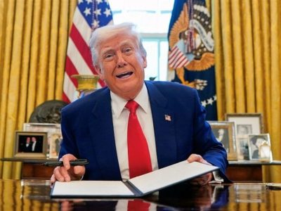 ترامپ فرمان ممنوعیت سفر از ۱۲ کشور از جمله ایران را امضا کرد